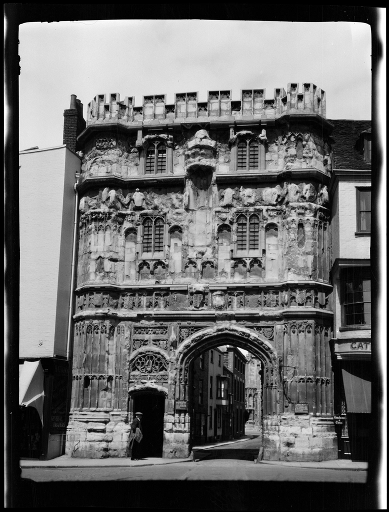 Сочетание травертина и дерева в интерьере: рабочие схемы