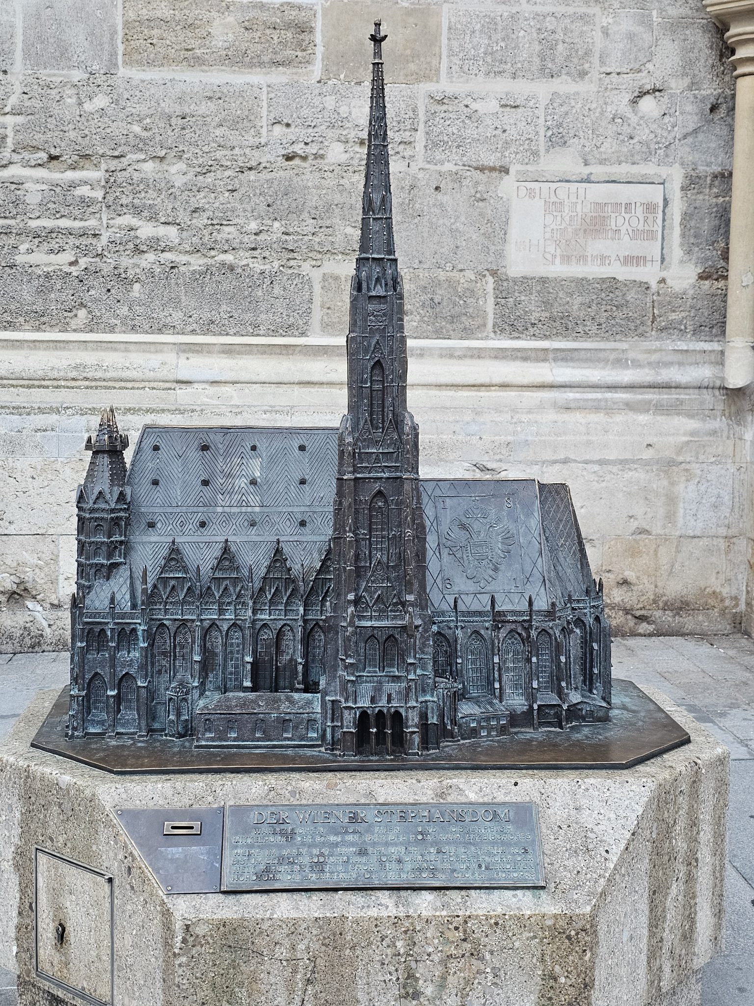 Облицовка цоколя в Москве: защита от влаги и реагентов