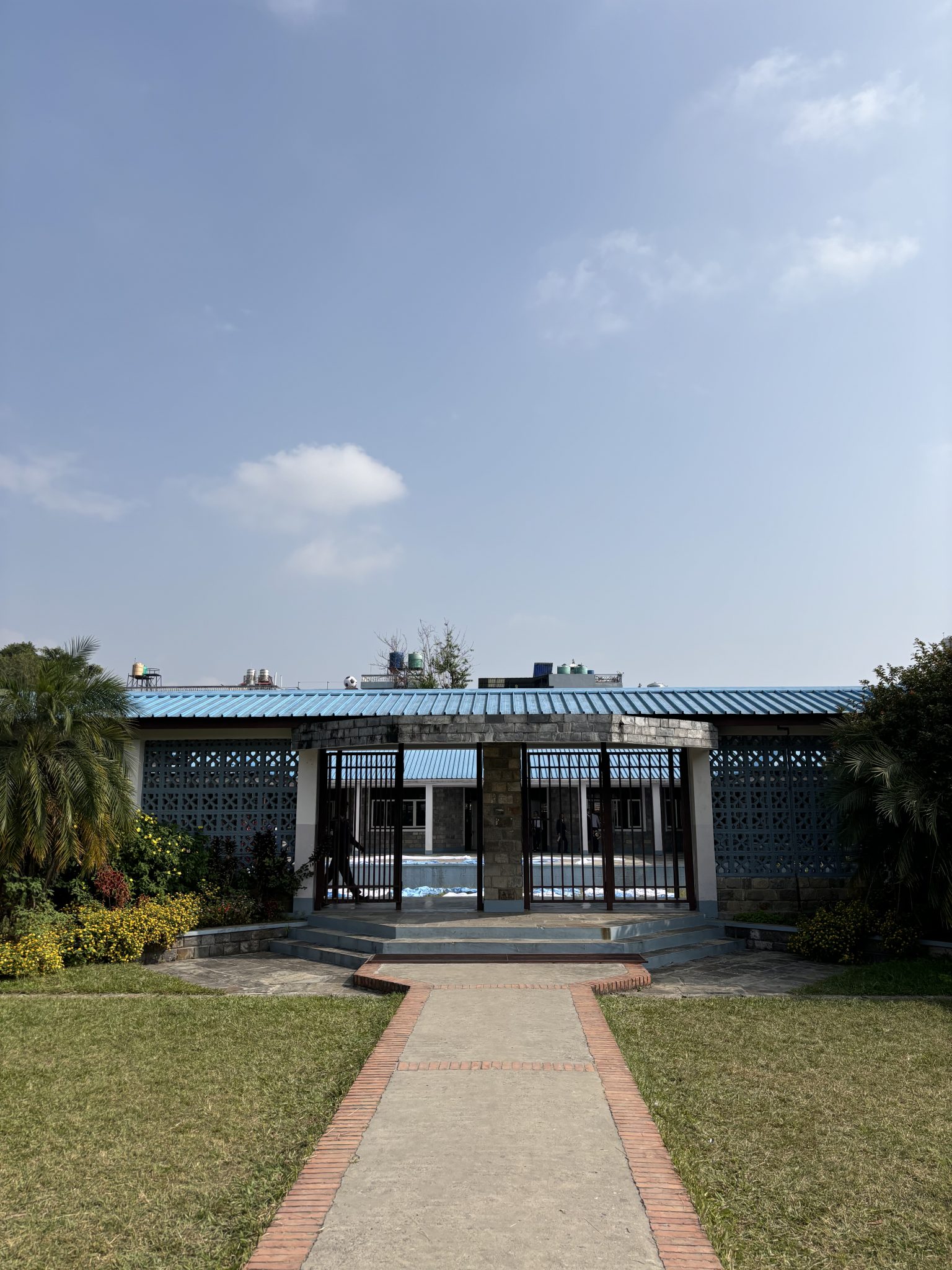 Фасад из травертина в Московской области: этапы проекта