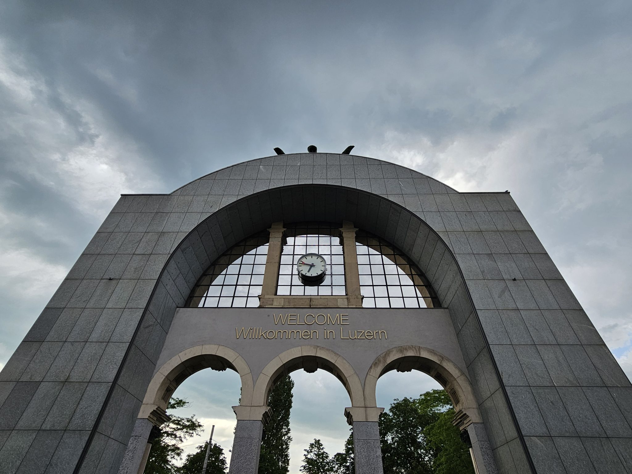 Камень для входной группы в Москве: практичный подбор